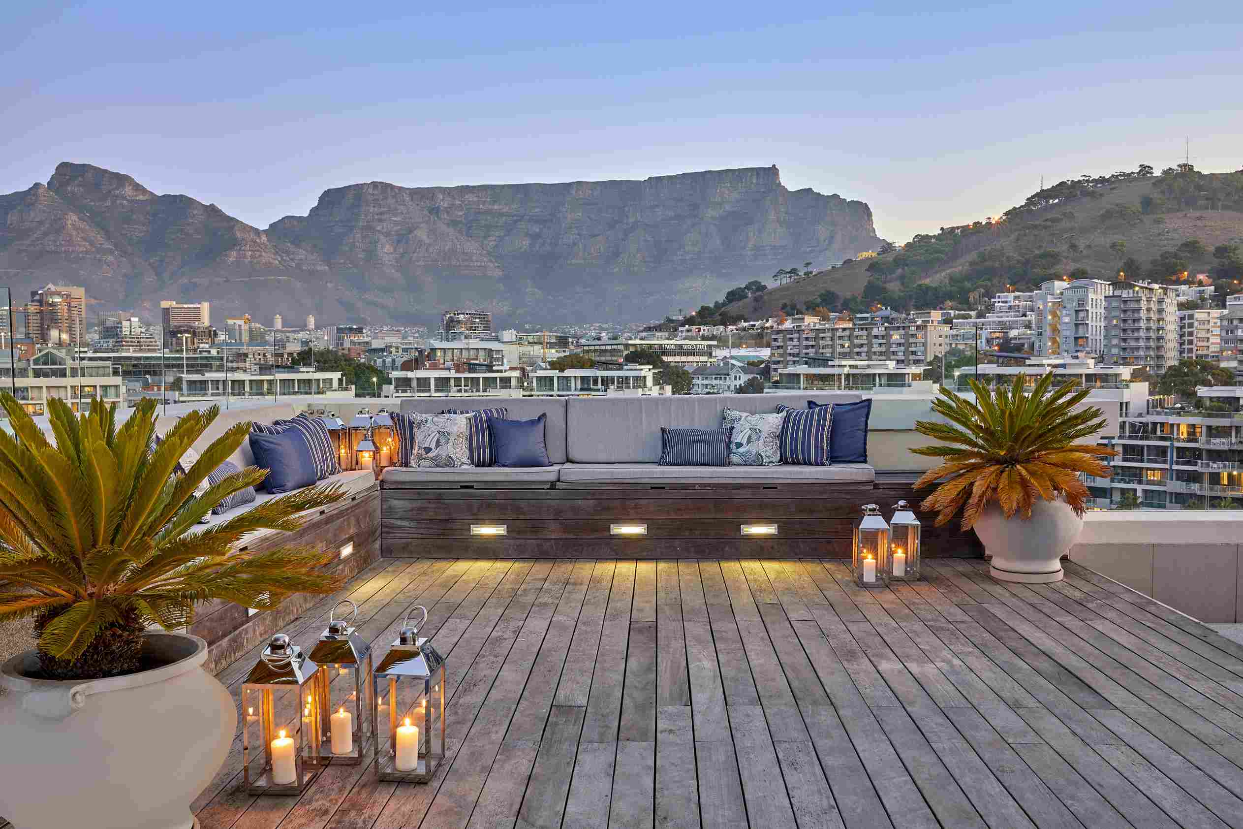 2020_07_191595179726OO_CapeTown_Penthouse_UpperExteriorSeating_058_11zon